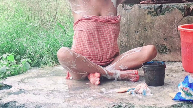 Trilokinath: Desi Bhabhi venkovní osvěžování ráno