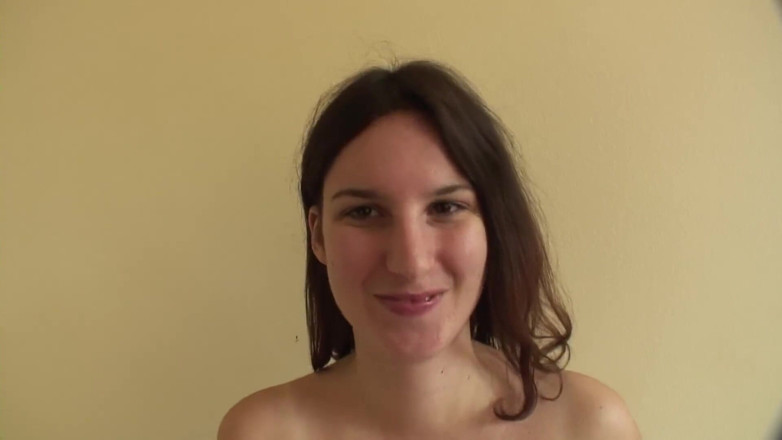 Toy Sluts: Amateur brunette toont haar spullen