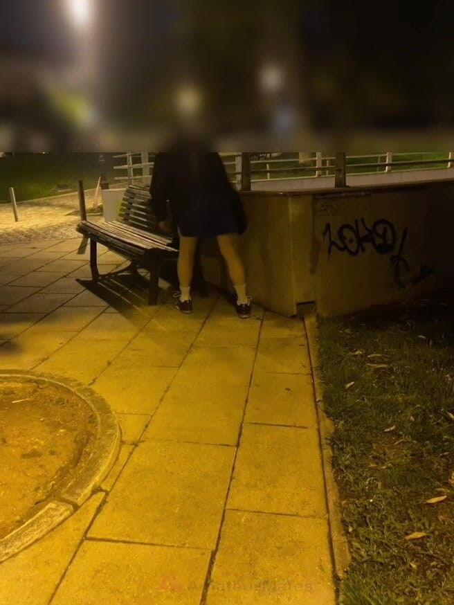 AmateurMates: Cowok amatir kepergok ganti baju di taman, sambil pamer pantat...