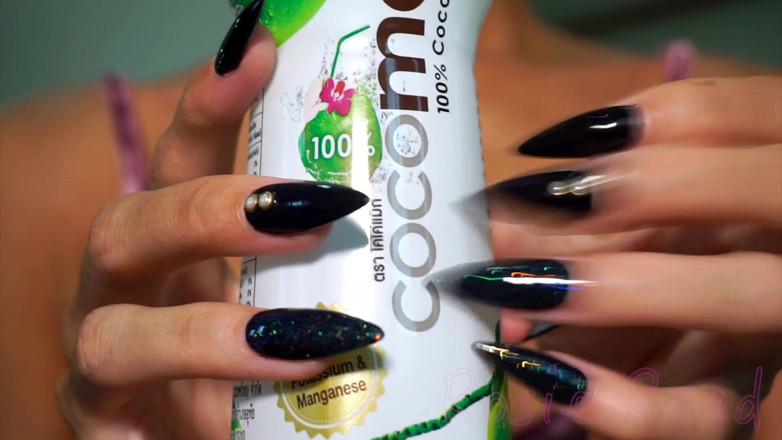Rosie Reed: Une bouteille sexy avec de longs ongles se fait