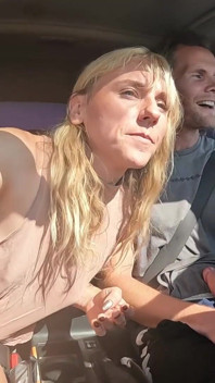 Sexy blondýnka polyká mrdku po silnici