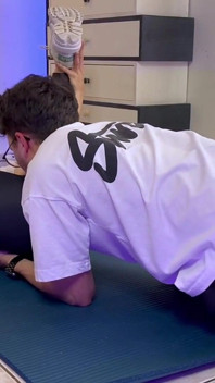 Eerste yogales voor Sadsilly - Haar leraar gaat van meditatie naar penetratie - Fit seksleraar Yoga Frans