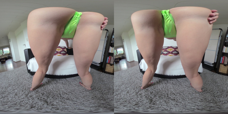 BlondeHexe VR: Rubia alemana te pilla masturbándote