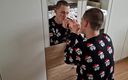 FM Records: शरारती युवा कामुक डैडी क्रिसमस स्वेटर पहने आईने के सामने बड़ा डिल्डो चूसते हैं ...