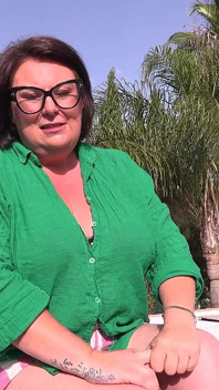 Auntjudys - un interviu obraznic la piscină cu mamă sexy britanică țâțoasă Jojo Robinson