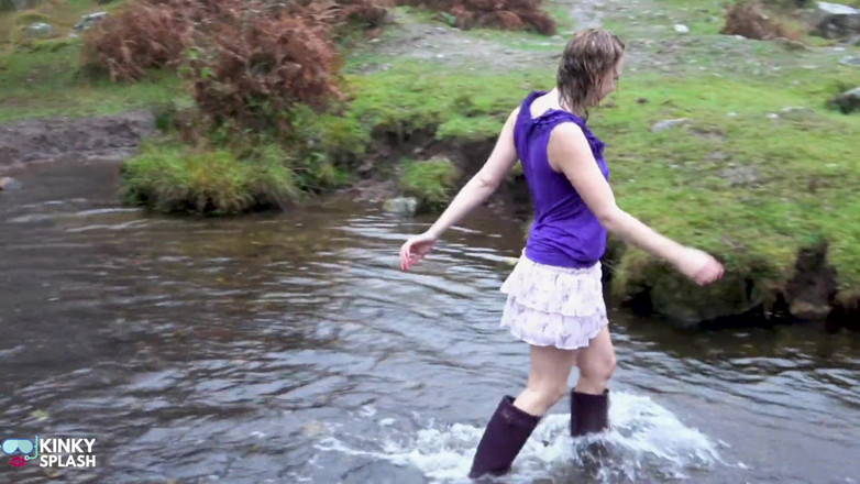 UKCuteGirl Lucy Lauren: Welly Sploshing in Boots and No Panties!