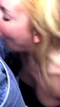 Babando, puta lambe os dedos depois de intensa festa da buceta
