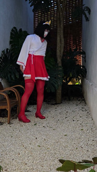 Cachonda Miko Mariquita Kanisa - parte 2: caminata al aire libre en un jardín de roca mostrando sus piernas sexy debajo de medias rojas y zapatos de tacón alto
