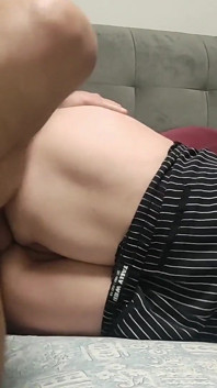 Figliastro scopa la sua matrigna miLF per errore mentre condivide un letto lasciandola sborrata nel buco del culo