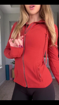 Ich ziehe für dich aus meiner trainingskleidung aus;)