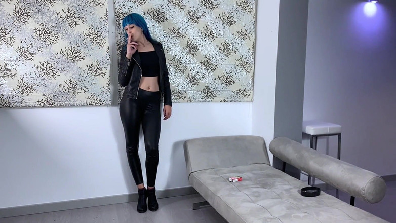 Candystart Videos: Kouření fetiš v kůži