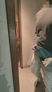 Une femme sexy se fait baiser par son beau-frère debout dans le couloir et prend son sperme dans sa bouche