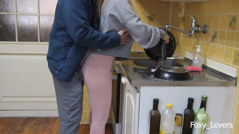 Foxy_Lovers: I Fuck Her by Surprise While She Washes the Dishes -...