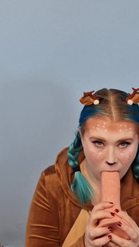Ren geyiği kostümü içinde kalın bir dildo emiyor - solo kız