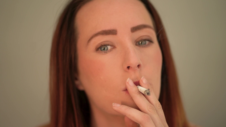 Alicia Robertz: Close up Smoking - provocación de labios sexy y humo