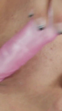 Karmella ar suge orice, dar s-ar mulțumi cu un vibrator