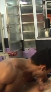 Meninos hetero e esportivos fodem no clube de esportes