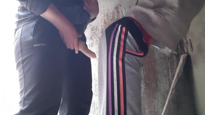 Lesbian-illusion: 我发现我的邻居在自慰并用穿戴式假阳具狠操她