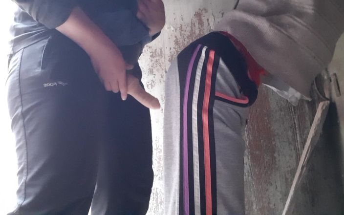 Lesbian-illusion: Przyłapałem moją sąsiadkę na masturbacji i ostro zerżnąłem ją straponem