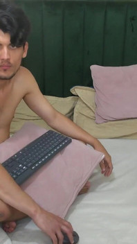 Aku adalah pasangan yang suka ngentot di kamar supaya semua orang bisa melihat kita