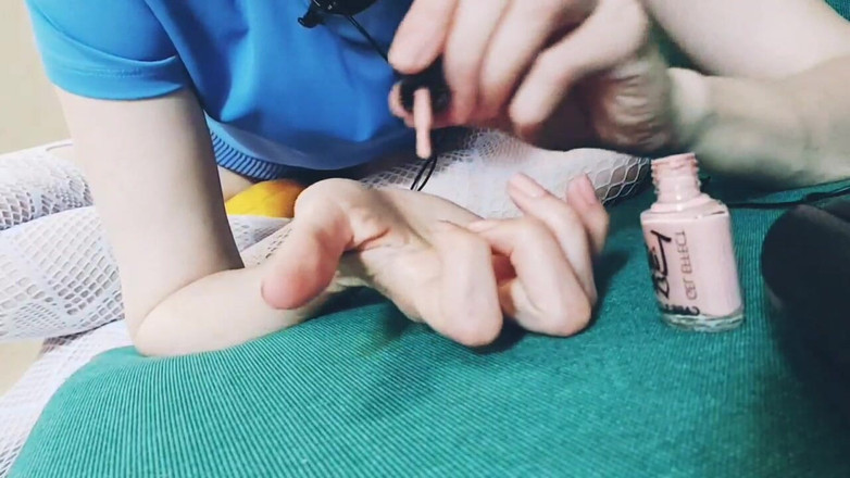 GinnaGg: Natřela jsem si nehty. Asmr