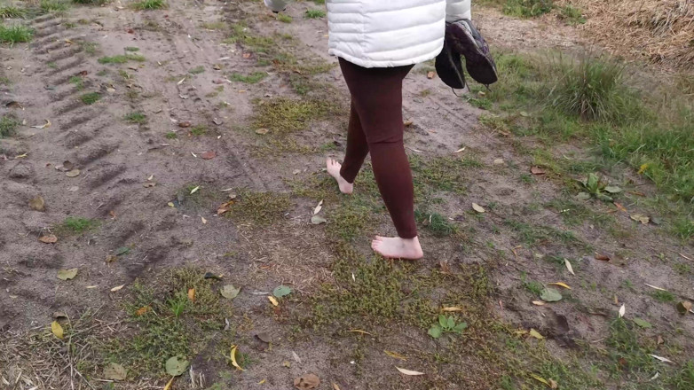 Bouncy Tits Action: Barefeet Tit Slapping in Nature