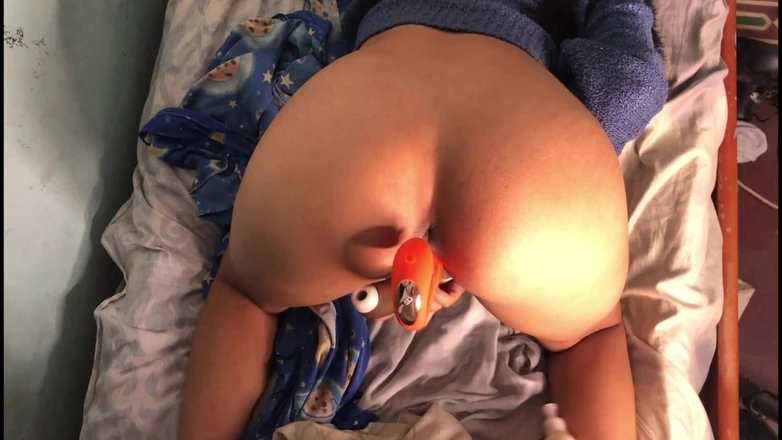 Auguscamp: Těsná argentinská teen kundička s velkým robertkem vibrátorem