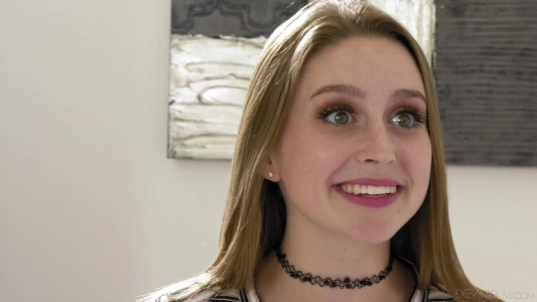 Devils Film: College Babe Laney Grey vädjar sexuellt till lesbisk MILF hyresvärden...