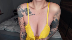Nina Devil: Sledujte, jak si vezmu své nové dildo z veletrhu Venus...