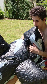 Un bel homme gonfle sa baleine gonflable près de la piscine à l’extérieur