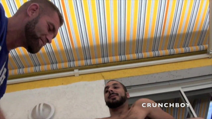 Sex humiliation with french lads: セクシーな毛深いクマ積によるアラブの屋外とXXLコック