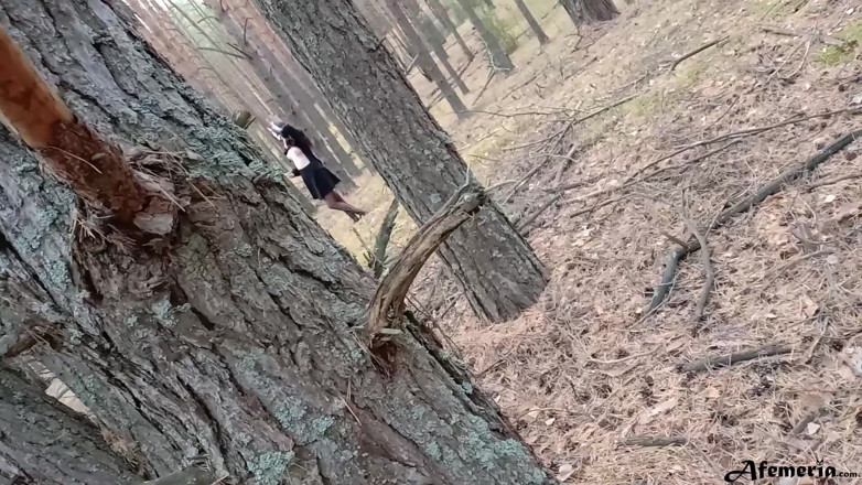 Afemeria: Maskovaná brunetka chycena v lese a kouří péro