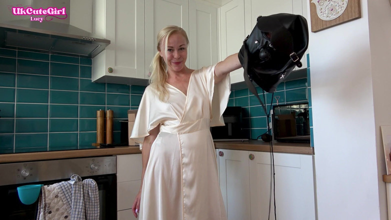 UKCuteGirl Lucy Lauren: Il postino con cappuccio e corda lega la sua ragazza...