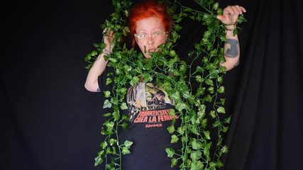 Deanna deadly: Prop vines se promění v realitu a uvízne a bojuje!