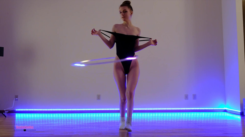 Destination Kat: Hula Hoop tańczy i pozuje bez dźwięku