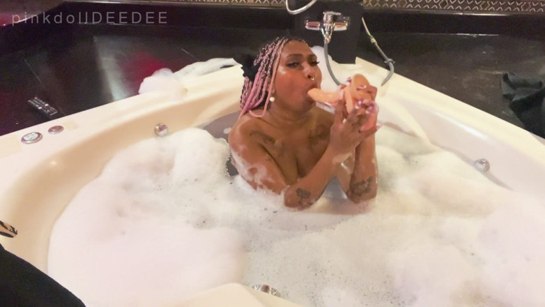 Desibhabhisimi: Dildo Fuck in Jacuzzi