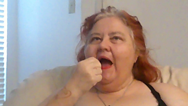 BBW nurse Vicki adventures with friends: แชทลิปสติกตัวจิ๋วแต่งตัว
