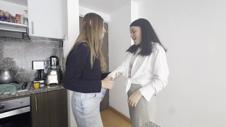 scarlettandc: Fosta mea iubită vine la mine acasă pentru a face...