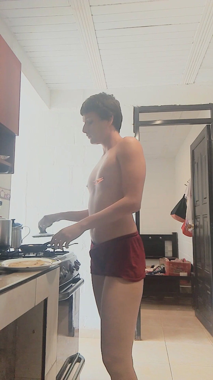 femboyass469: Wunderschöner Femininer Po-typ, Femboy Kocht Nackt Und Zeigt Seinen Hintern...