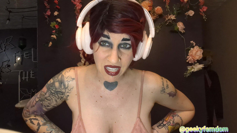 Geeky Femdom: Chica gamer Futa