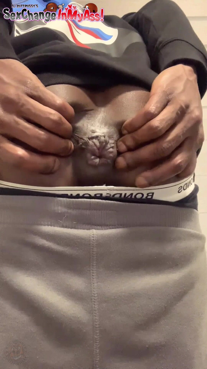 Ass Monkey: Un pauvre black se fait sodomiser dans Displanus - avec DJ...