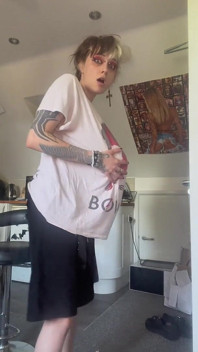 Худий гот, величезний живіт, швидка вагітність в кабінеті лікаря