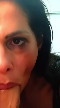 一人で、生意気で欲情:ルールなしにディルドを膣に入れて、次に熱いお尻に入れて遊ぶ