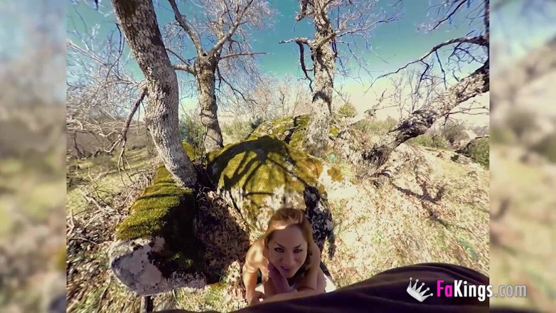 FAKings: Покірна прислуга отримує від свого лорда урок сексу. Збуджений середньовічний секс на відкритому повітрі!