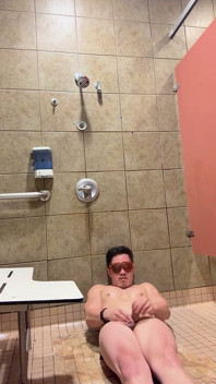 Barenakedmuscles possède la douche de gym - Pecs, V-taper, cul étroit, puis il jouit