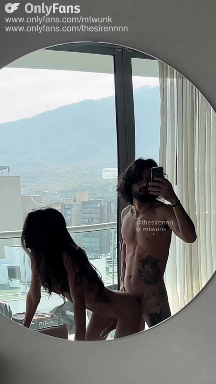 The siren: Un cocoș columbian mare se deschide, se înmulțește și umple micuța mea...