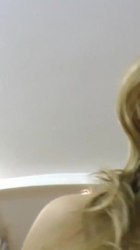 Blond dziwka lubi być uderzana w dupę przez dużego kutasa