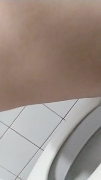 Đi tiểu trong phòng tắm công cộng