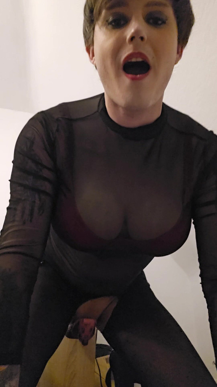 Sissy Millie Lucy: Sissy Millie neukt haar speeltje weer
