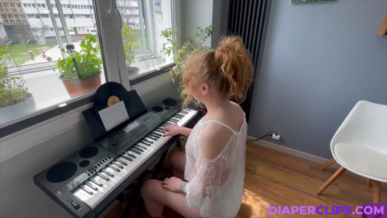 Nicole White: Tocando no Teclado.